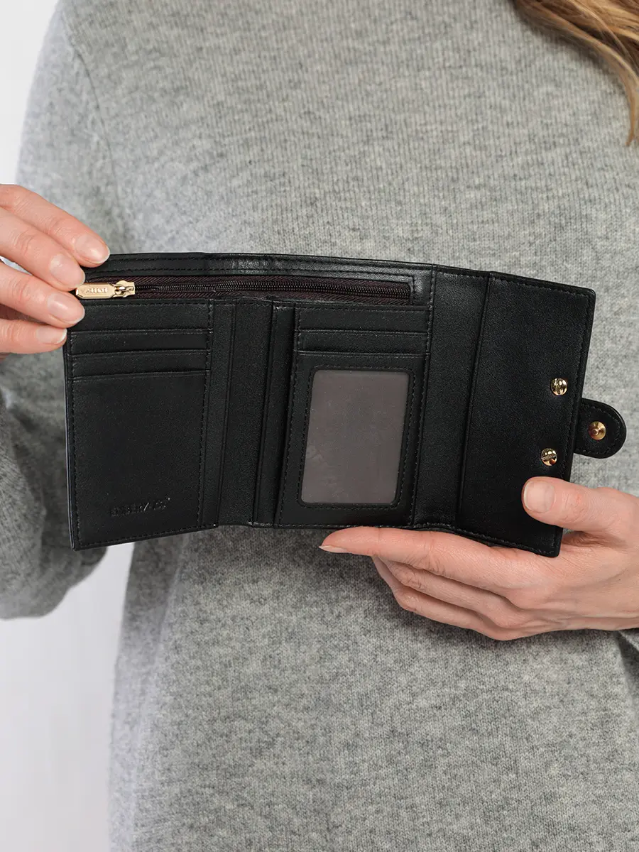 Кожаный кошелек с контрастной строчкой